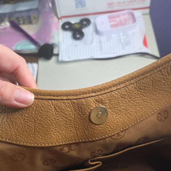 Tory Burch Tan Shoulder Bag Like New condition . - Picture 8 of 10